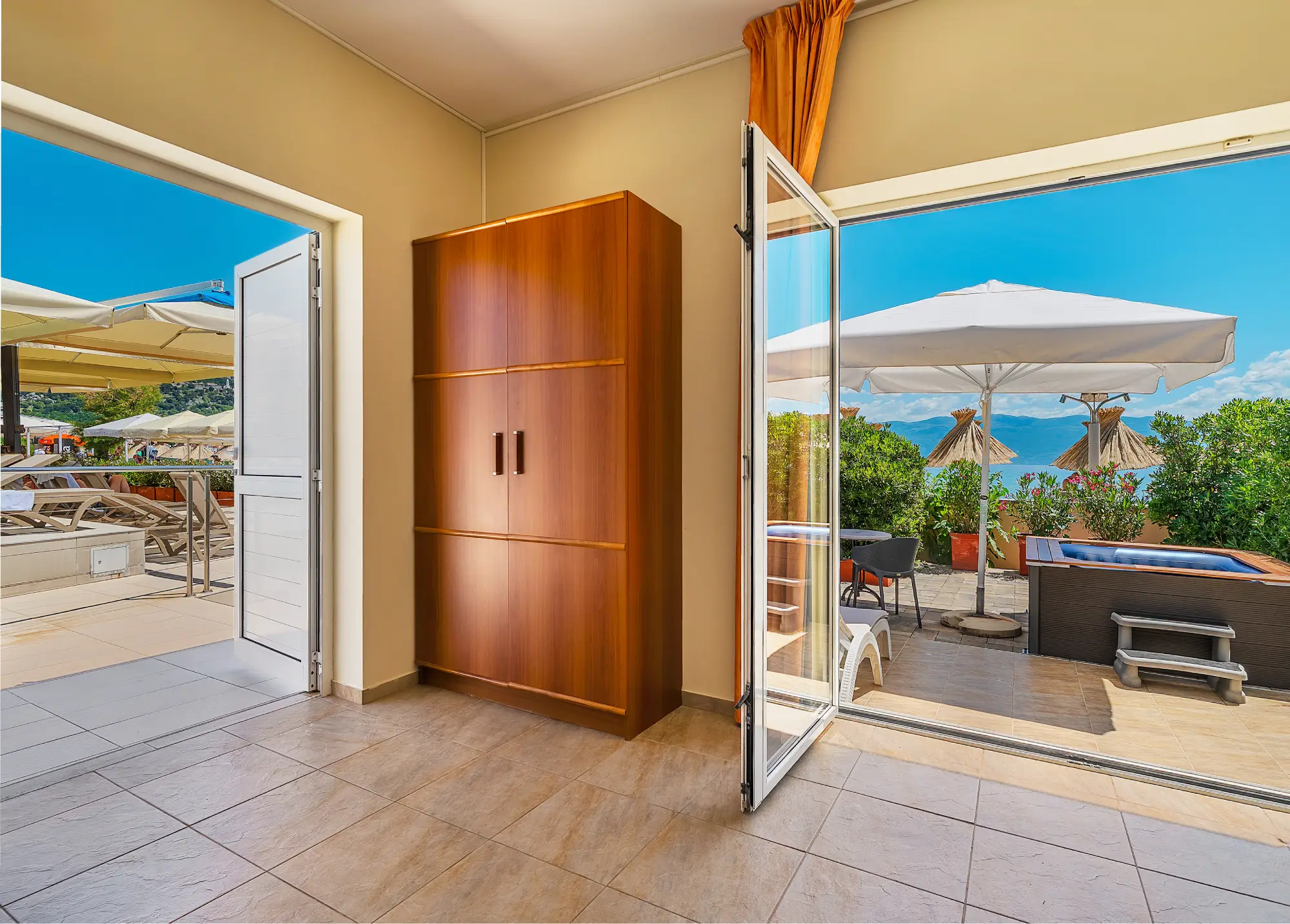 Pool Studio s privatnom terasom i pogledom na more